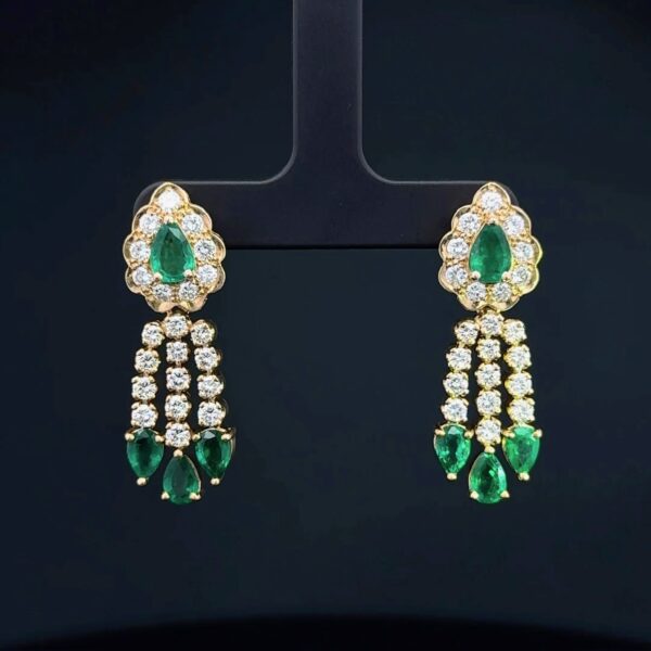 Drop emerald earring